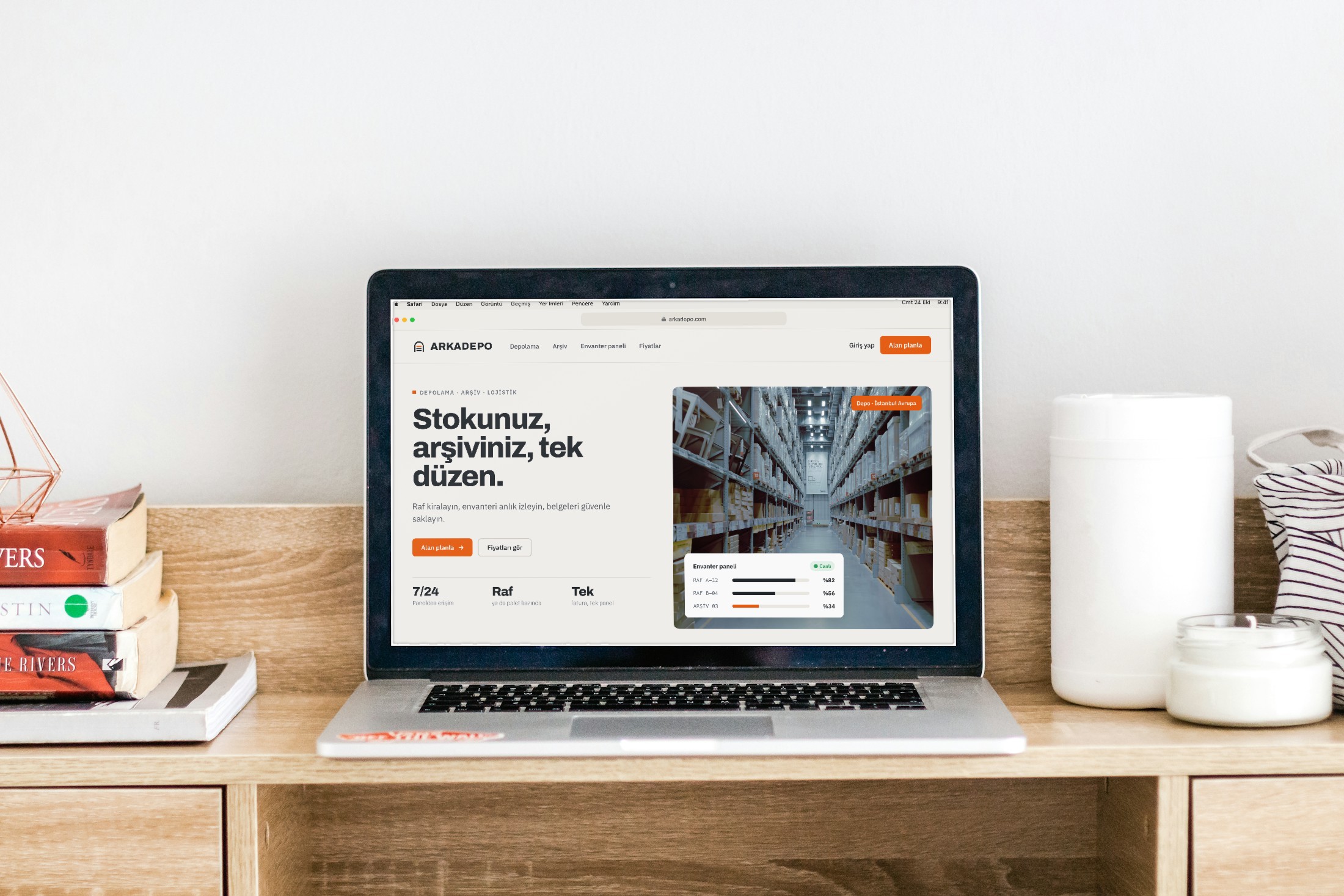 Masadaki dizüstü bilgisayarda Arkadepo web sitesi konsepti