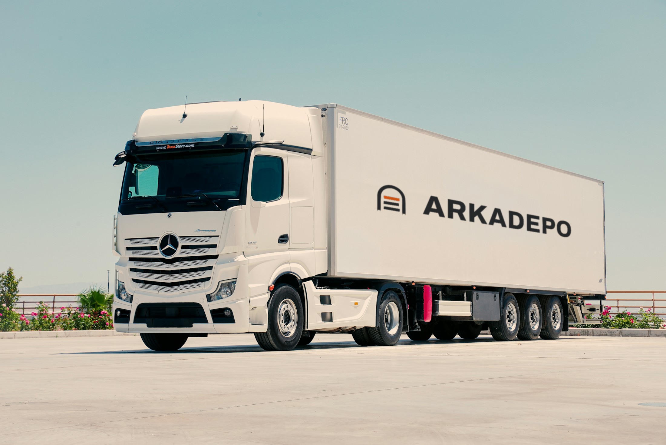 Tır dorsesinin yan yüzünde Arkadepo araç giydirmesi konsepti