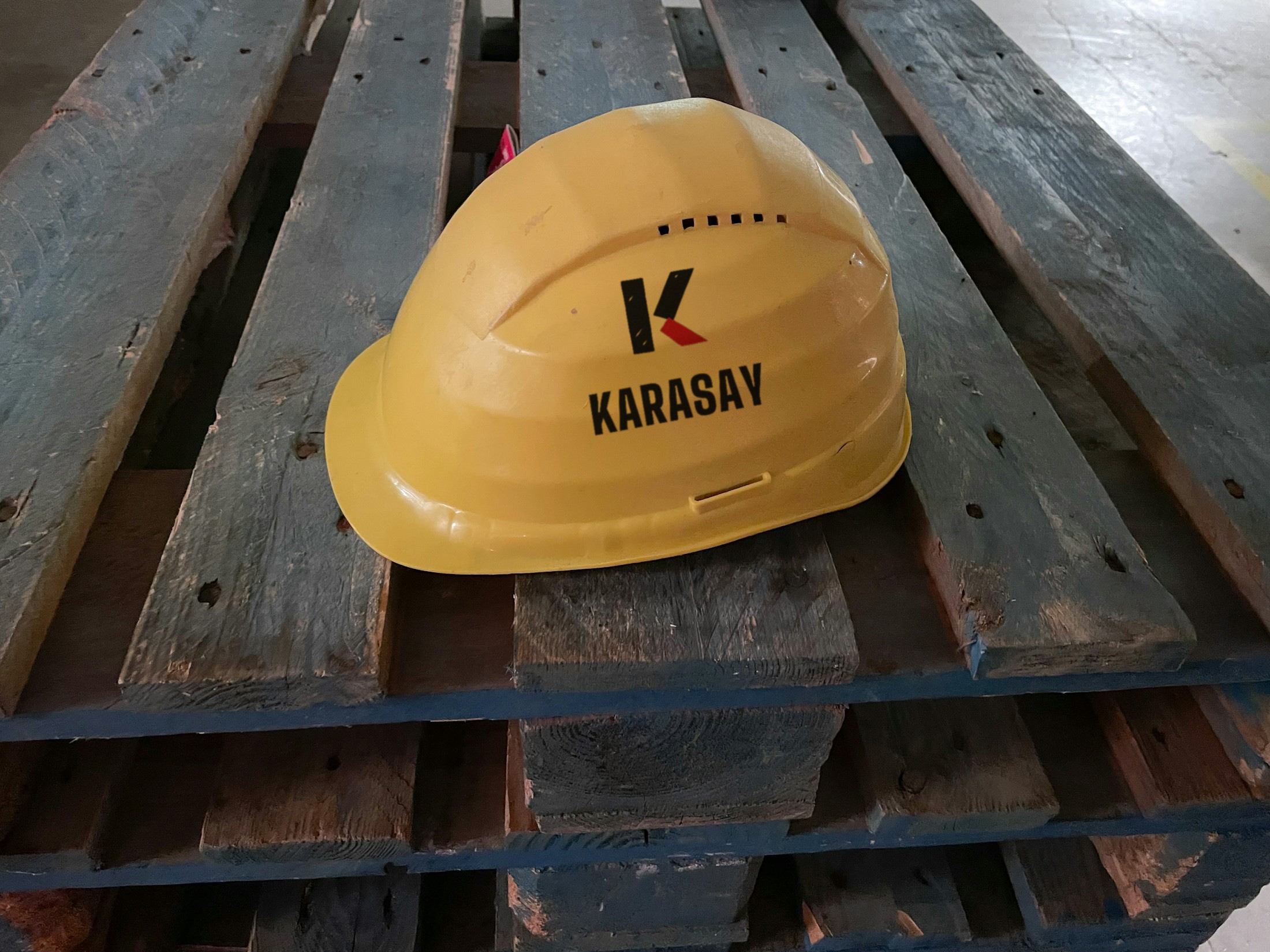 Sarı baret üzerinde Karasay baskısı konsepti