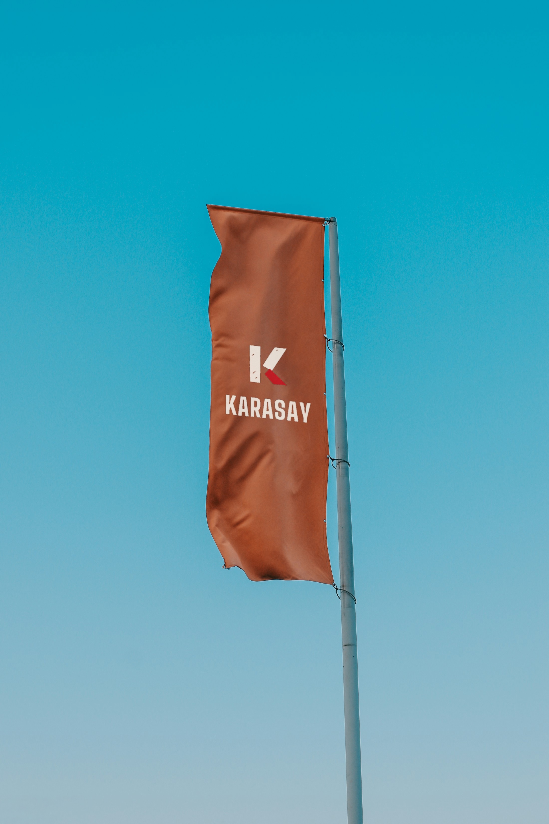 Direkteki bayrakta Karasay serigrafi baskısı konsepti