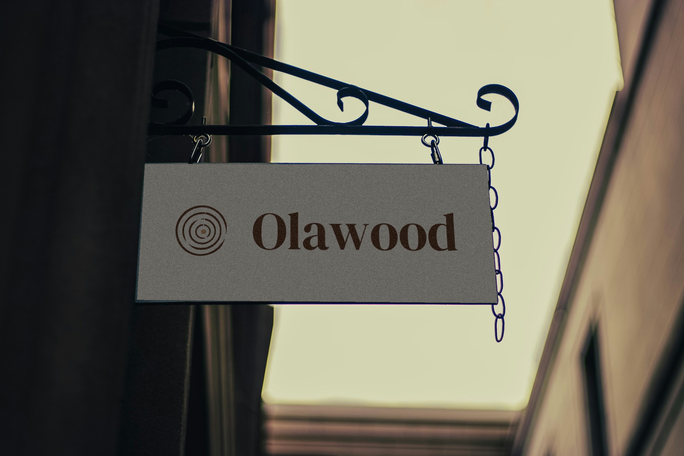 Atölye girişindeki asma tabelada Olawood logosu konsepti